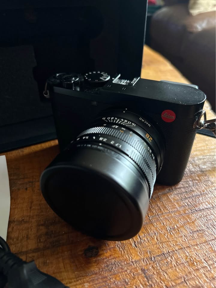 Leica Q2 Full-Frame Digital Camera + 2 Batteries