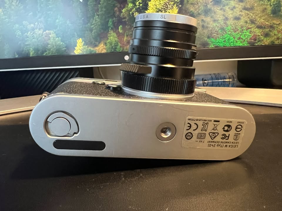 Leica M Type 240  Silver Camera Body + 2 Battery + Charger