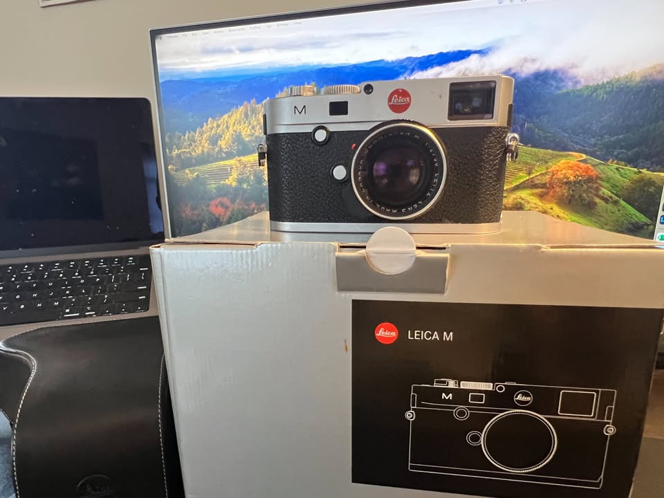 Leica M Type 240  Silver Camera Body + 2 Battery + Charger