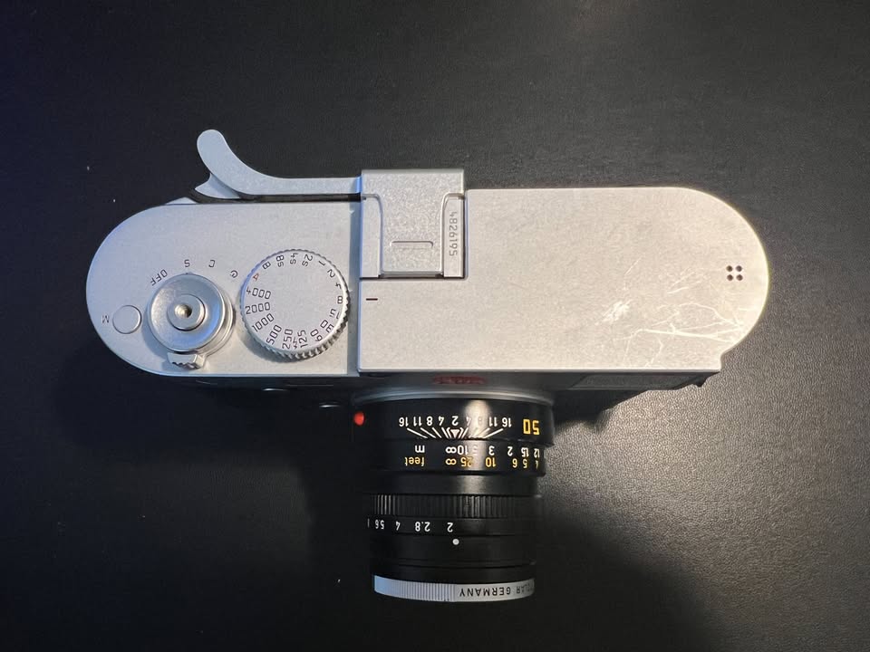 Leica M Type 240  Silver Camera Body + 2 Battery + Charger