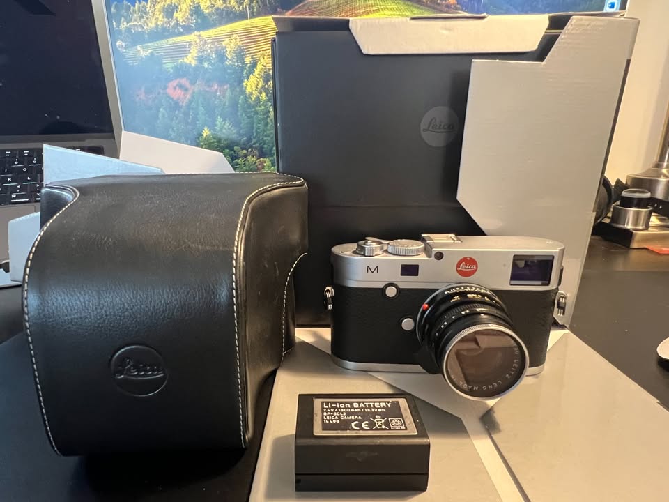 Leica M Type 240  Silver Camera Body + 2 Battery + Charger
