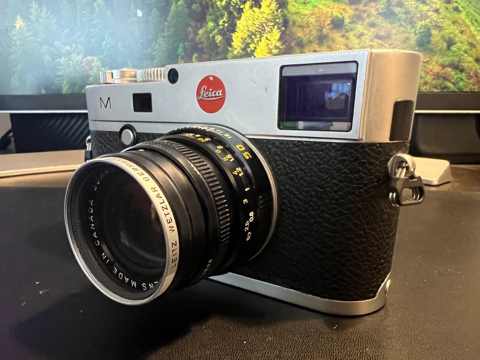 Leica M Type 240  Silver Camera Body + 2 Battery + Charger