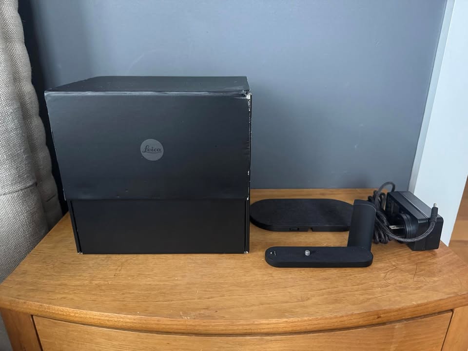 Leica Q3 + Handgrip + Charging Pad
