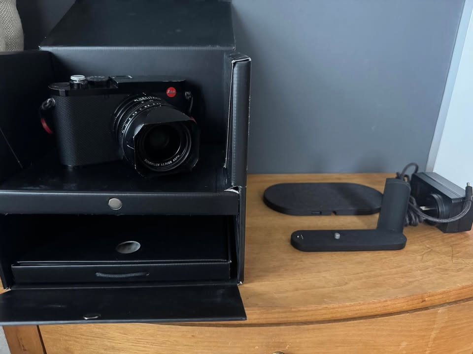 Leica Q3 + Handgrip + Charging Pad