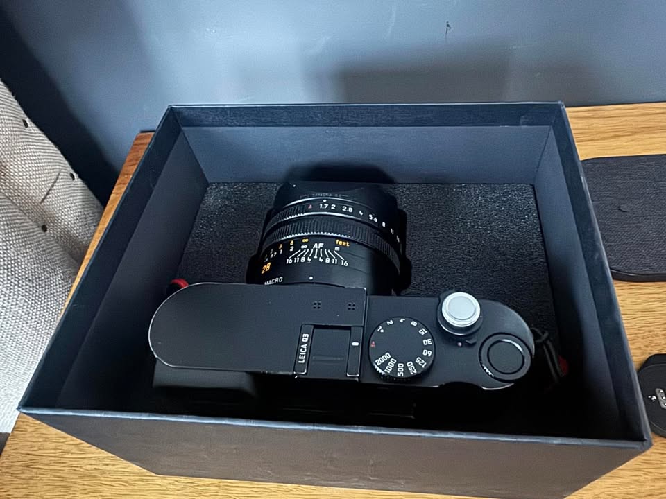 Leica Q3 + Handgrip + Charging Pad