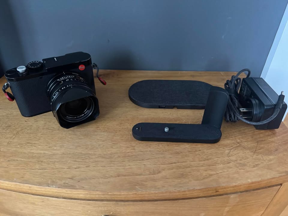 Leica Q3 + Handgrip + Charging Pad