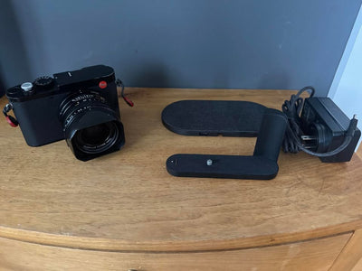 Leica Q3 + Handgrip + Charging Pad