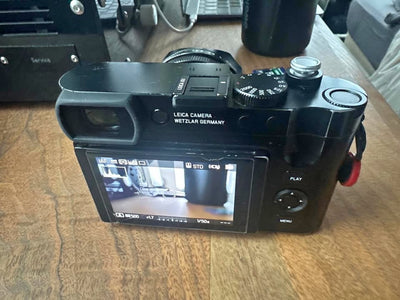 Leica Q3 + Handgrip + Charging Pad
